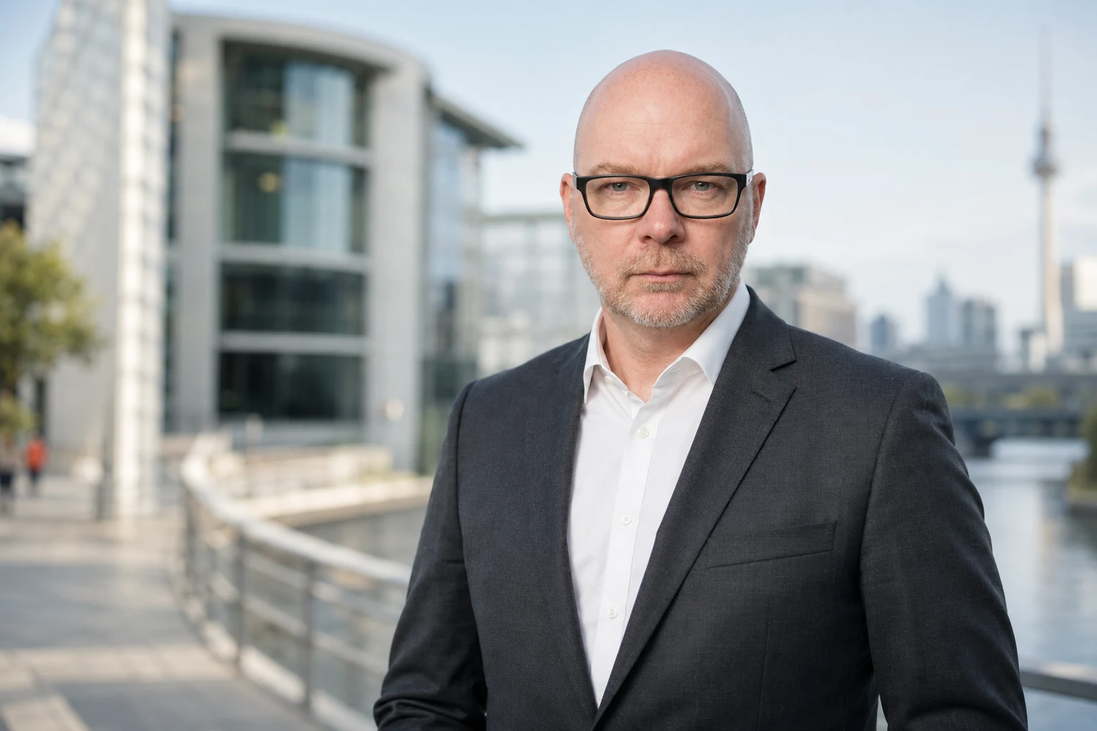 Stefan Budde-Siegel im schwarzen Sakko vor moderner Berliner Architektur und Fernsehturm